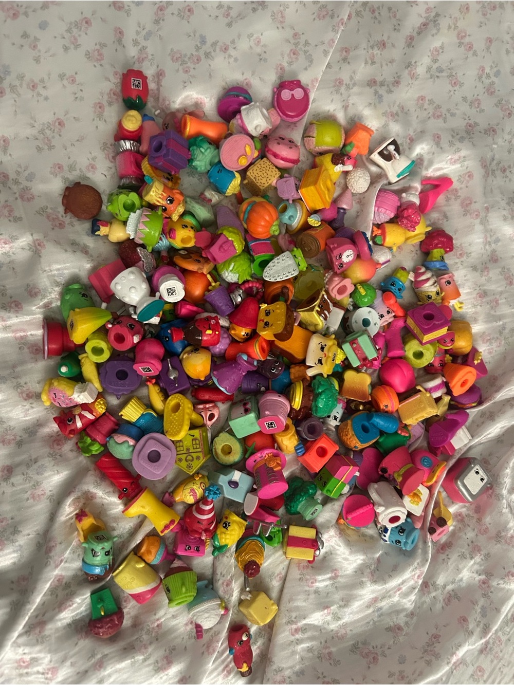 HUGE LOT OF SHOPKINS - including rare ones, over 200 pieces. MESSAGE BEFORE BUY